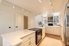 Park Avenue 299-1790 2 Bedroom Condo