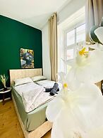 8 Studios with Terrace in Margareten