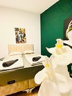 8 Studios with Terrace in Margareten