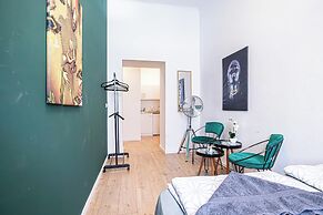 8 Studios with Terrace in Margareten