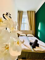 8 Studios with Terrace in Margareten