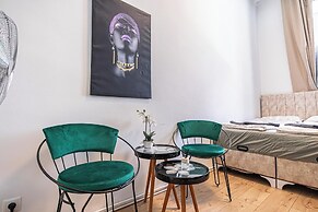 8 Studios with Terrace in Margareten