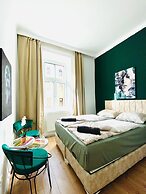 8 Studios with Terrace in Margareten