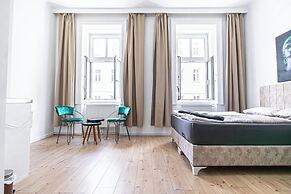 8 Studios with Terrace in Margareten