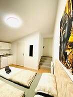 8 Studios with Terrace in Margareten