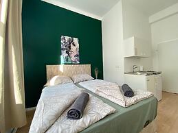 8 Studios with Terrace in Margareten