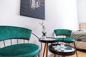 8 Studios with Terrace in Margareten