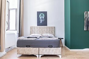 8 Studios with Terrace in Margareten