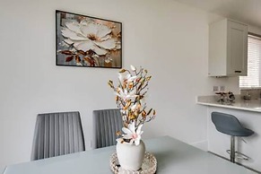 Stylish 4-br House With 3 Ensuite Free Parking