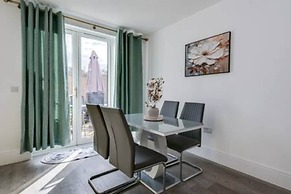 Stylish 4-br House With 3 Ensuite Free Parking