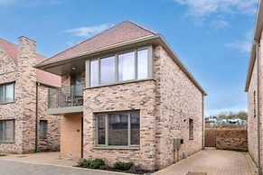 Stylish 4-br House With 3 Ensuite Free Parking