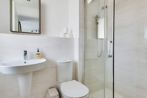 Stylish 4-br House With 3 Ensuite Free Parking