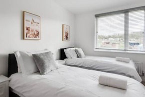 Stylish 4-br House With 3 Ensuite Free Parking