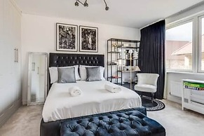 Stylish 4-br House With 3 Ensuite Free Parking