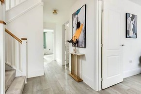 Stylish 4-br House With 3 Ensuite Free Parking