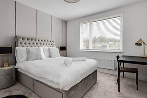 Stylish 4-br House With 3 Ensuite Free Parking