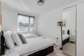 Stylish 4-br House With 3 Ensuite Free Parking