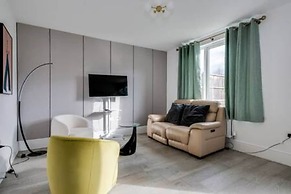 Stylish 4-br House With 3 Ensuite Free Parking