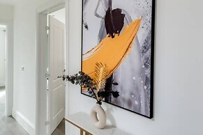 Stylish 4-br House With 3 Ensuite Free Parking