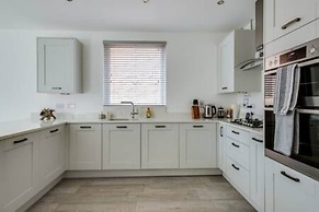 Stylish 4-br House With 3 Ensuite Free Parking