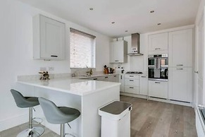 Stylish 4-br House With 3 Ensuite Free Parking