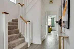 Stylish 4-br House With 3 Ensuite Free Parking