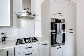 Stylish 4-br House With 3 Ensuite Free Parking