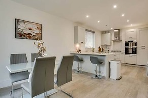 Stylish 4-br House With 3 Ensuite Free Parking