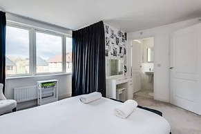 Stylish 4-br House With 3 Ensuite Free Parking