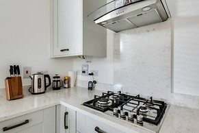 Stylish 4-br House With 3 Ensuite Free Parking