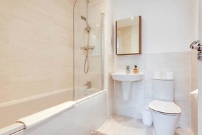 Stylish 4-br House With 3 Ensuite Free Parking