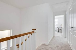 Stylish 4-br House With 3 Ensuite Free Parking