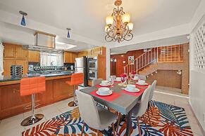 5 BR Jacuzzi 12 Mins to Disney Knotts