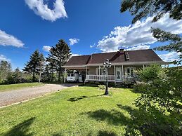 Saguenay-lac-saint-jean Getaway 3-bedroom Holiday Cottage With Garden 