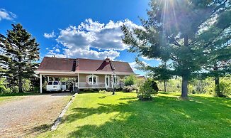 Saguenay-lac-saint-jean Getaway 3-bedroom Holiday Cottage With Garden 