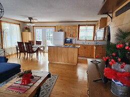 Saguenay-lac-saint-jean Getaway 3-bedroom Holiday Cottage With Garden 