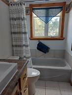 Saguenay-lac-saint-jean Getaway 3-bedroom Holiday Cottage With Garden 