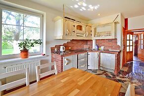 Large Holiday Home With a Beautiful Garden