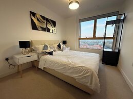 2BR Apartment - Sleeps 4 - Free Parking - Reading