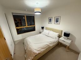 2BR Apartment - Sleeps 4 - Free Parking - Reading