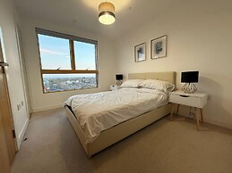 2BR Apartment - Sleeps 4 - Free Parking - Reading