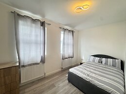 Three Double Rooms in Spacious Home