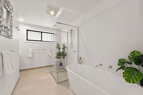 Gorgeous 4 Bedroom House - Blackmans Bay