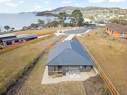 Gorgeous 4 Bedroom House - Blackmans Bay