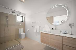 Gorgeous 4 Bedroom House - Blackmans Bay