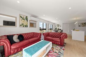 Gorgeous 4 Bedroom House - Blackmans Bay