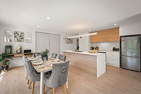 Gorgeous 4 Bedroom House - Blackmans Bay