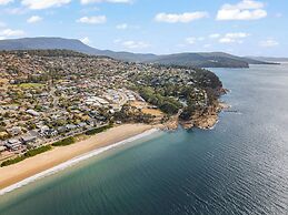 Gorgeous 4 Bedroom House - Blackmans Bay