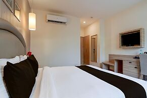 Elegant Stays With Rooftop Restro and Hill View