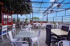 Elegant Stays With Rooftop Restro and Hill View